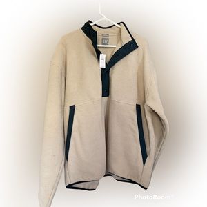 NEW w/tags Men’s GAP L/S Fleece (Tan w/Emerald Green detail) Large